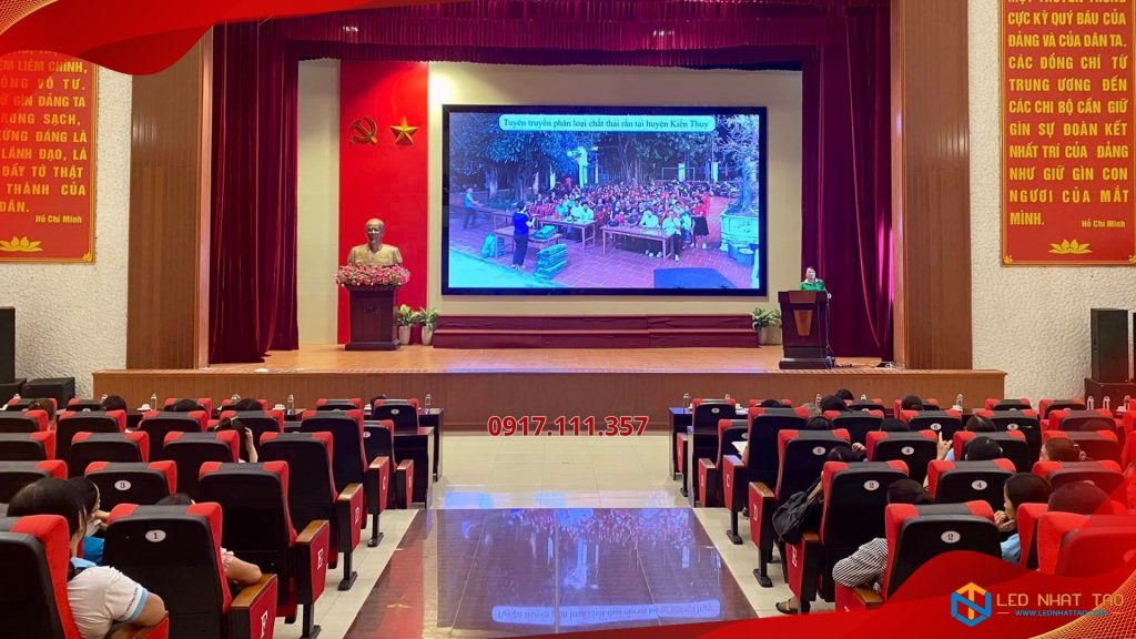 Trang trí hội trường phường sau sáp nhập tại Đắk Lắk